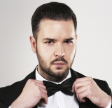 Усы - пересадка борода пересадки волосяных фолликулов, взятые из головы.